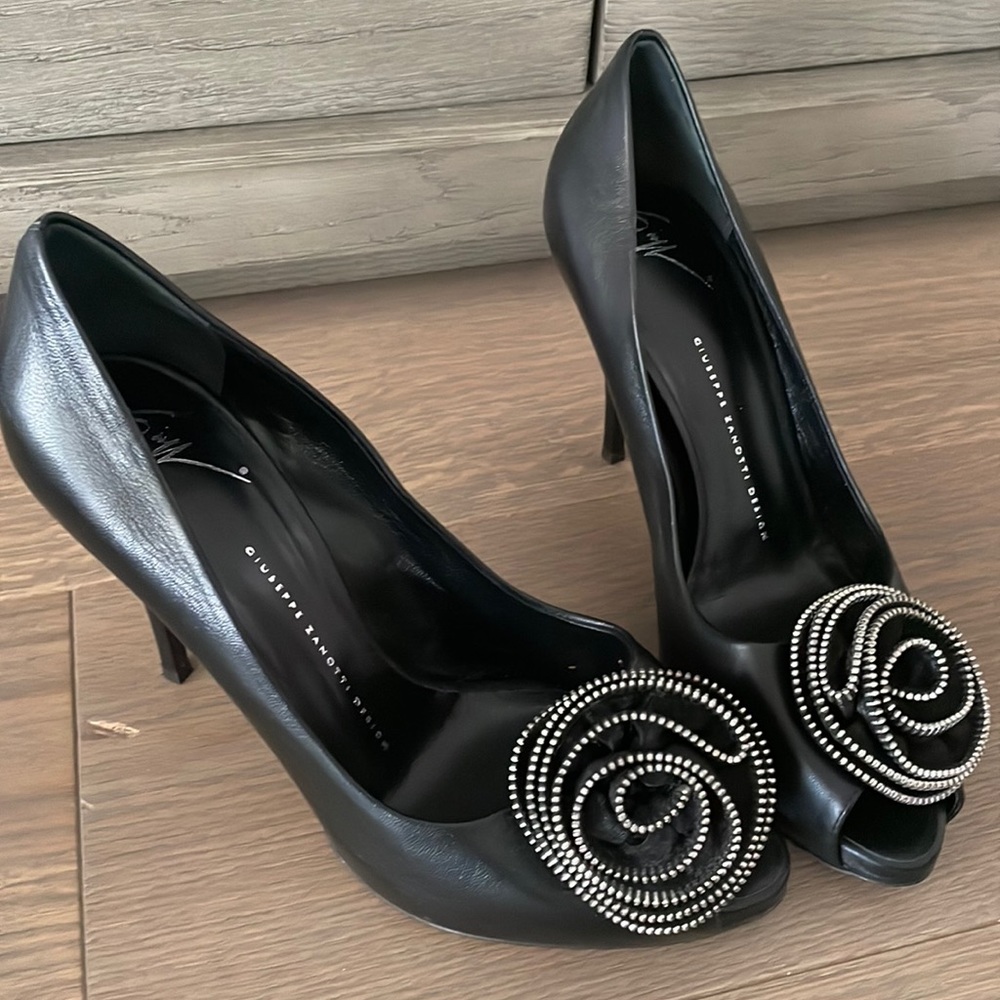 Giuseppe Zanotti Black Leather Flower Detail Peep Toe Pumps Size 40